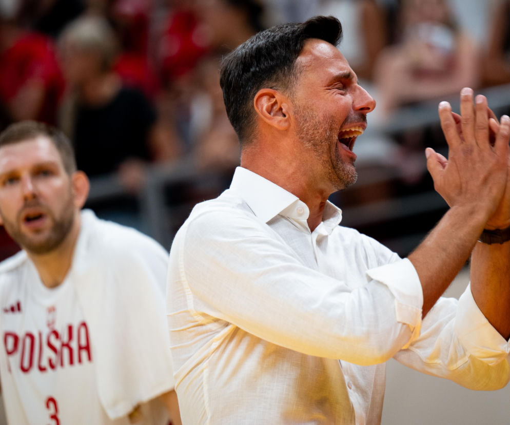 Trener Igor Milicić krzyczy i klaszcze podczas meczu z Niemcami. O porażce koszykarzy przeczytasz na SE Supersport.