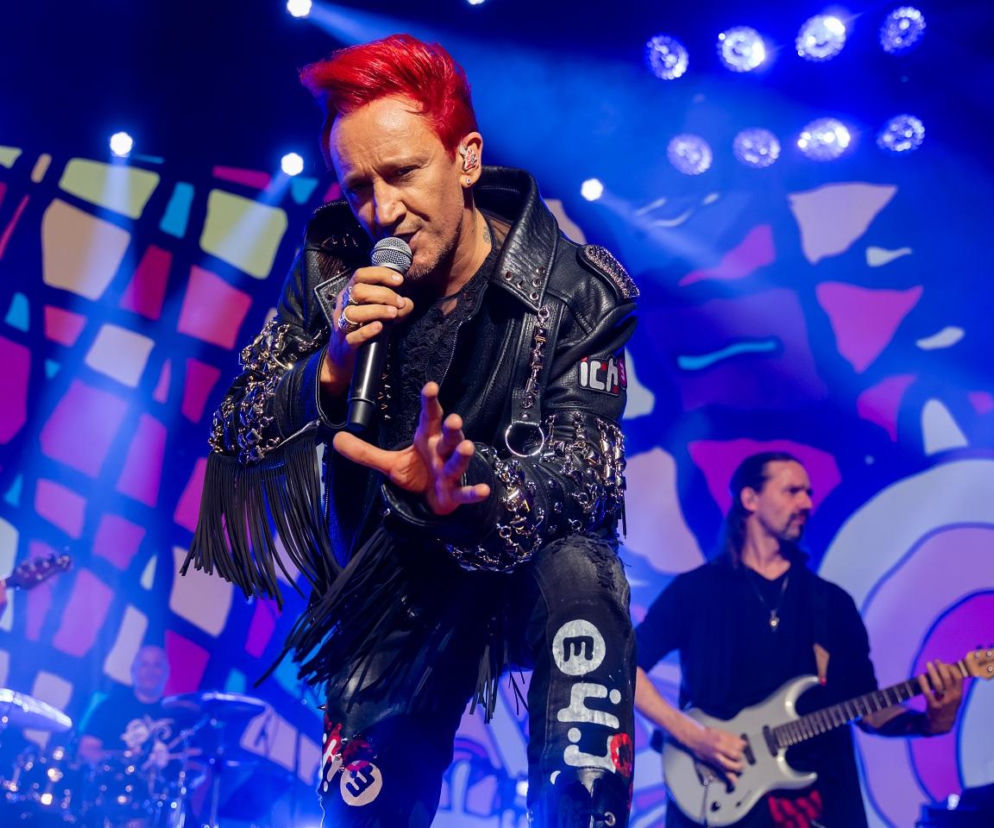 Michał Wiśniewski śpiewa na scenie Pol'and'Rock Festival. O występie Ich Troje i kontrowersjach przeczytasz na SE.
