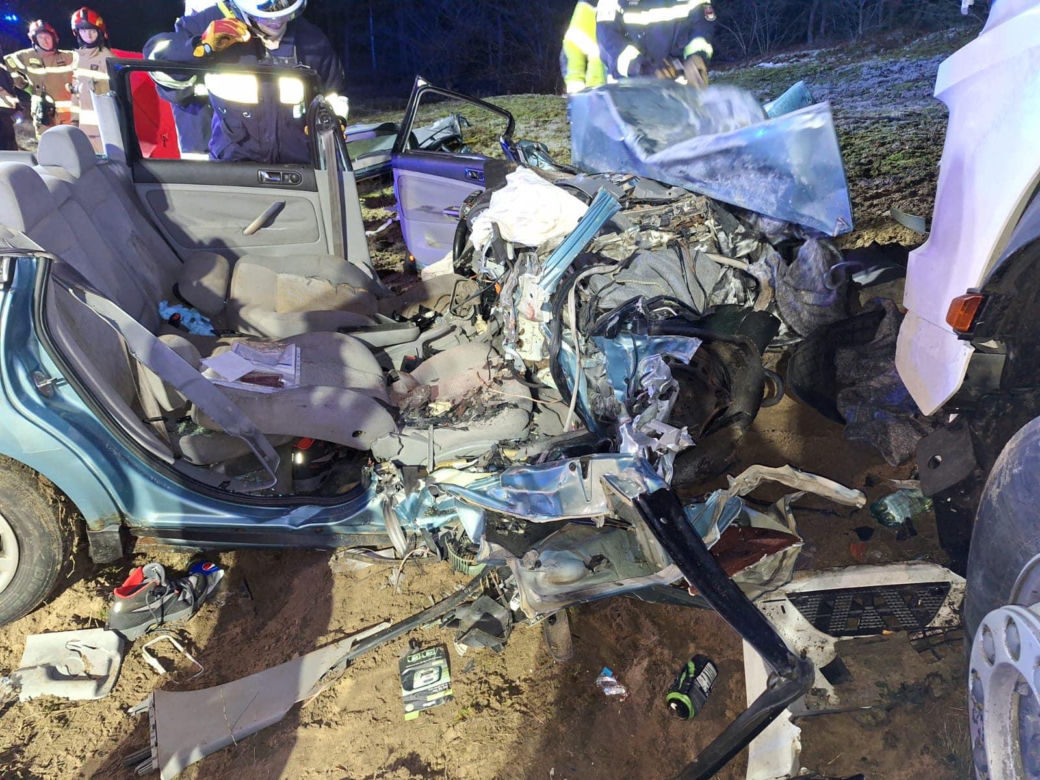Tragedia na S10 w Toruniu. Tir roztrzaskał osobówkę. Dwie osoby nie żyją, jedna ranna
