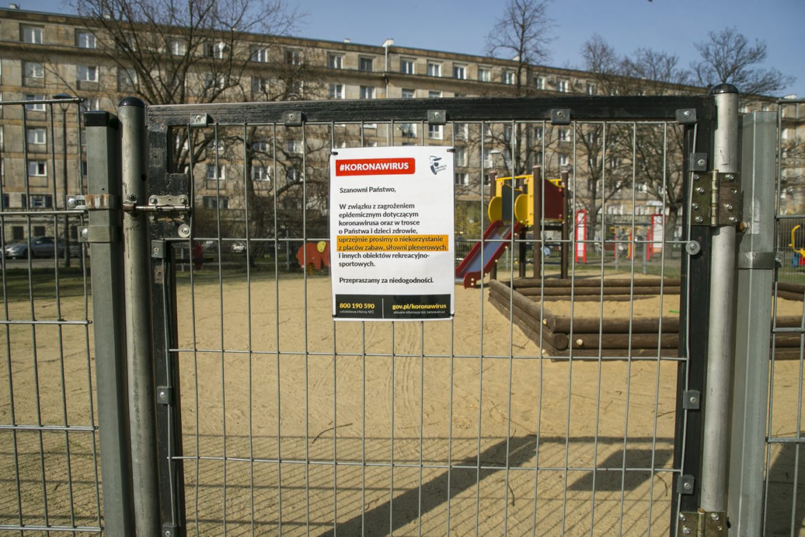 Kolejne dzielnice zamykają place zabaw