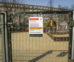 Kolejne dzielnice zamykają place zabaw