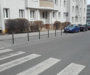 Na poznańskiej Wildzie na miejscach postojowych stoją słupki! Mieszkańcy są oburzeni, bo nie mają gdzie parkować!