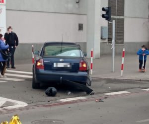 Koszmarny wypadek na ul. Białostockiej w Warszawie. Motocyklista trafił do szpitala