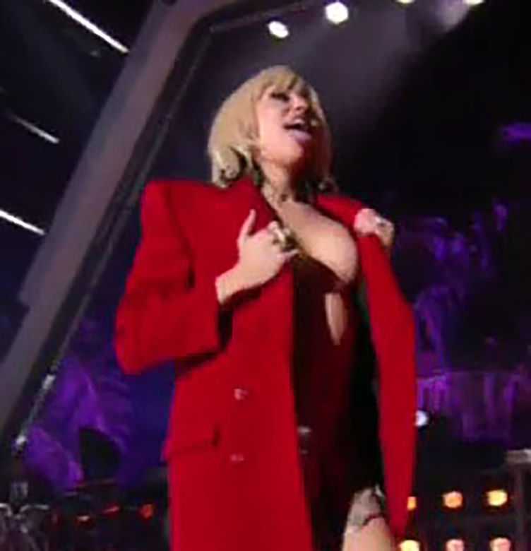 Ciuchy zlecialy z Miley Cyrus na scenie