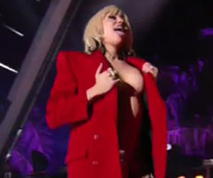 Ciuchy zlecialy z Miley Cyrus na scenie
