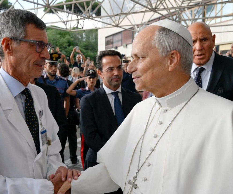 Papież wyszedł ze szpitala! Leon XIV z dobrymi wynikami