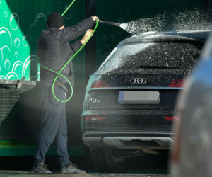 Robert Więckiewicz myje samochód