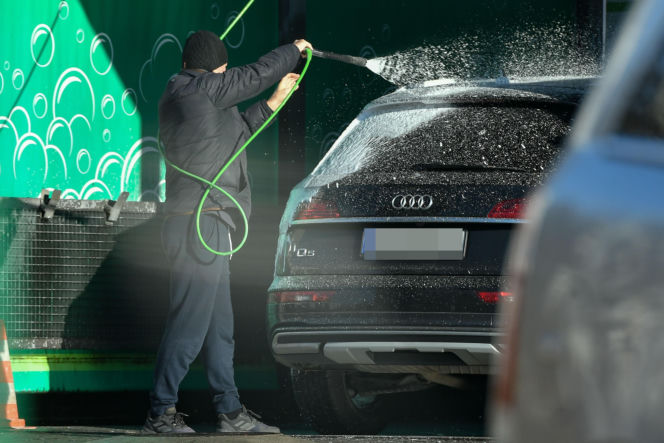 Robert Więckiewicz myje samochód