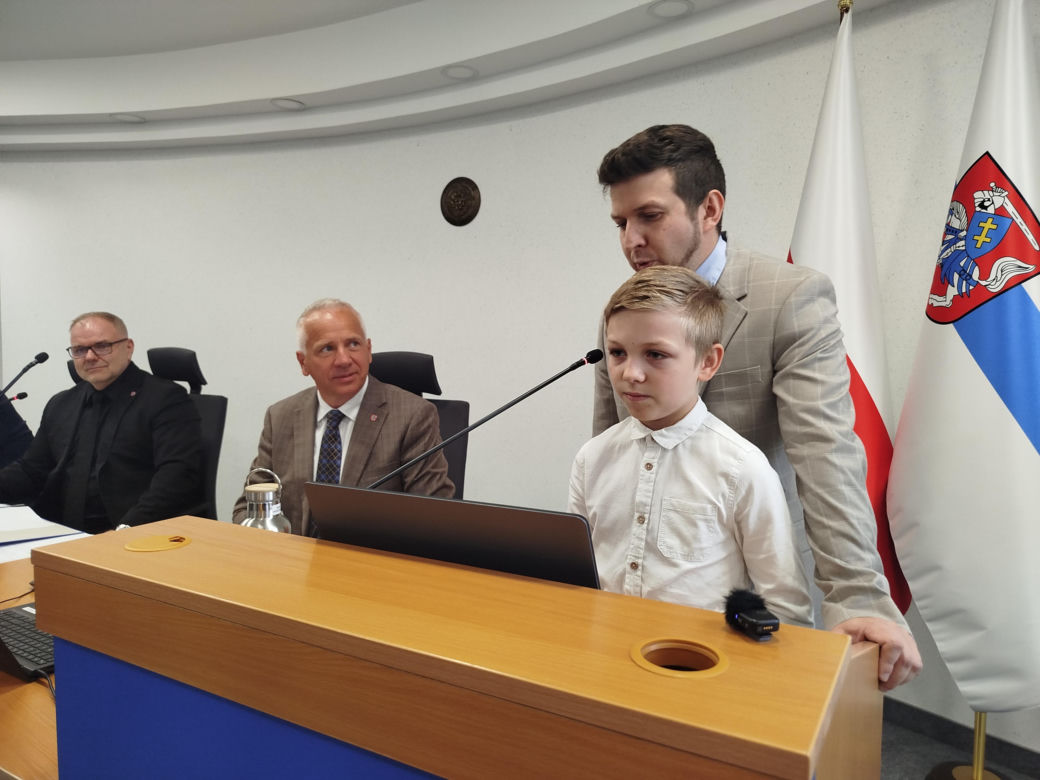 Podczas lipcowej sesji rady miasta władze Siedlec i radni złożyli oficjalne gratulacje 10-letniemu Kubie Lewczukowi – młodemu i bardzo utalentowanemu szachiście, tegorocznemu Mistrzowi Polski w szachach klasycznych, pochodzącemu z Siedlec.