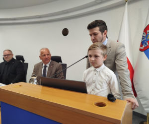 Podczas lipcowej sesji rady miasta władze Siedlec i radni złożyli oficjalne gratulacje 10-letniemu Kubie Lewczukowi – młodemu i bardzo utalentowanemu szachiście, tegorocznemu Mistrzowi Polski w szachach klasycznych, pochodzącemu z Siedlec.