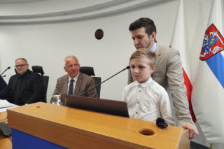 Podczas lipcowej sesji rady miasta władze Siedlec i radni złożyli oficjalne gratulacje 10-letniemu Kubie Lewczukowi – młodemu i bardzo utalentowanemu szachiście, tegorocznemu Mistrzowi Polski w szachach klasycznych, pochodzącemu z Siedlec.