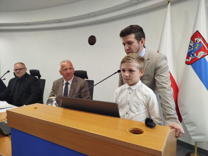 Podczas lipcowej sesji rady miasta władze Siedlec i radni złożyli oficjalne gratulacje 10-letniemu Kubie Lewczukowi – młodemu i bardzo utalentowanemu szachiście, tegorocznemu Mistrzowi Polski w szachach klasycznych, pochodzącemu z Siedlec.