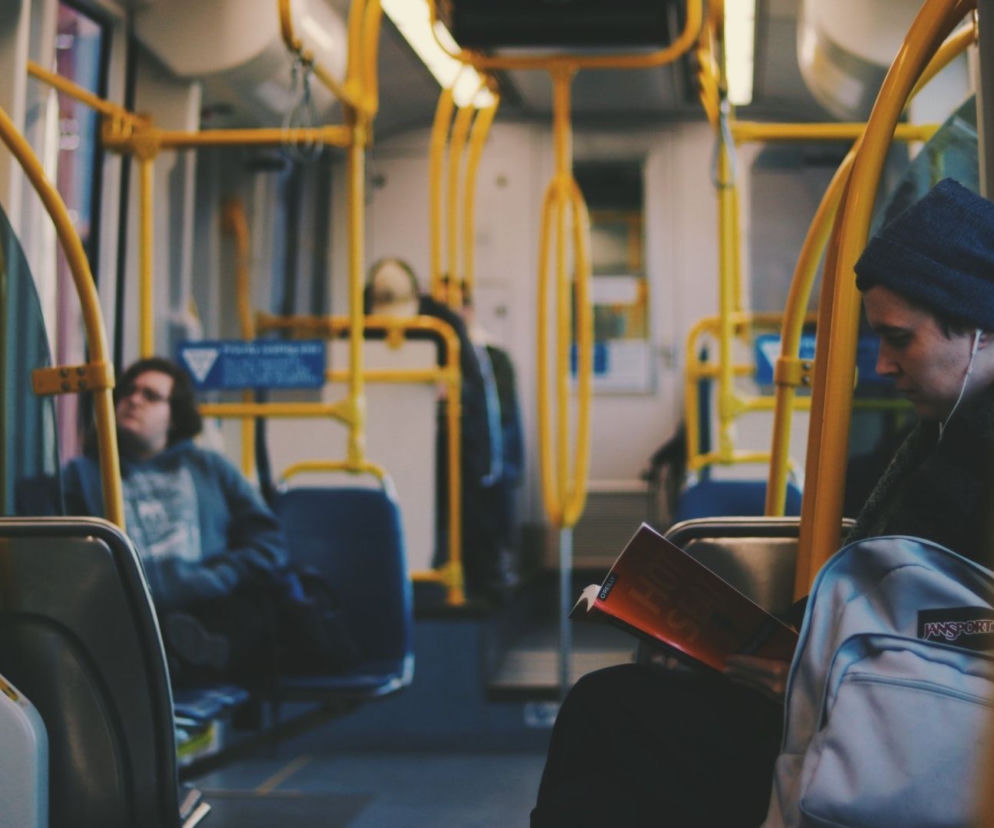 Mniej autobusów, tramwajów i ograniczenia w kursowaniu metra w ferie! Co się zmienia od 29.01? 