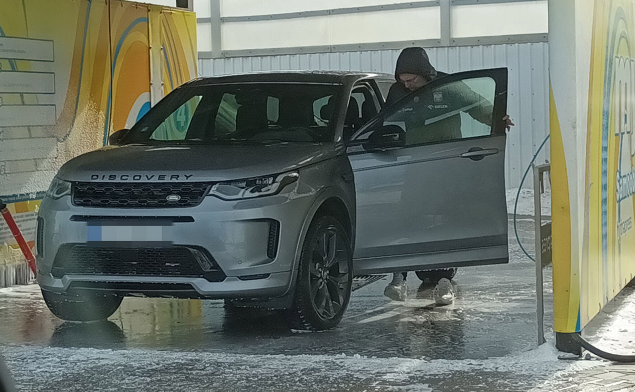 Czesław Michniewicz myje auto w stroju selekcjonera