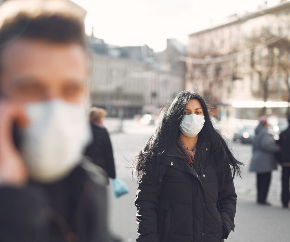 Warszawa w czerwonej strefie - od kiedy? Wzrasta liczba osób zakażonych koronawirusem!