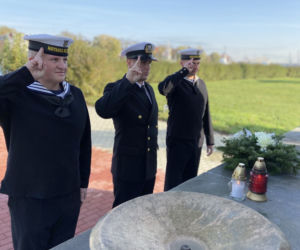 Żołnierze oddają hołd swoim zmarłym kolegom