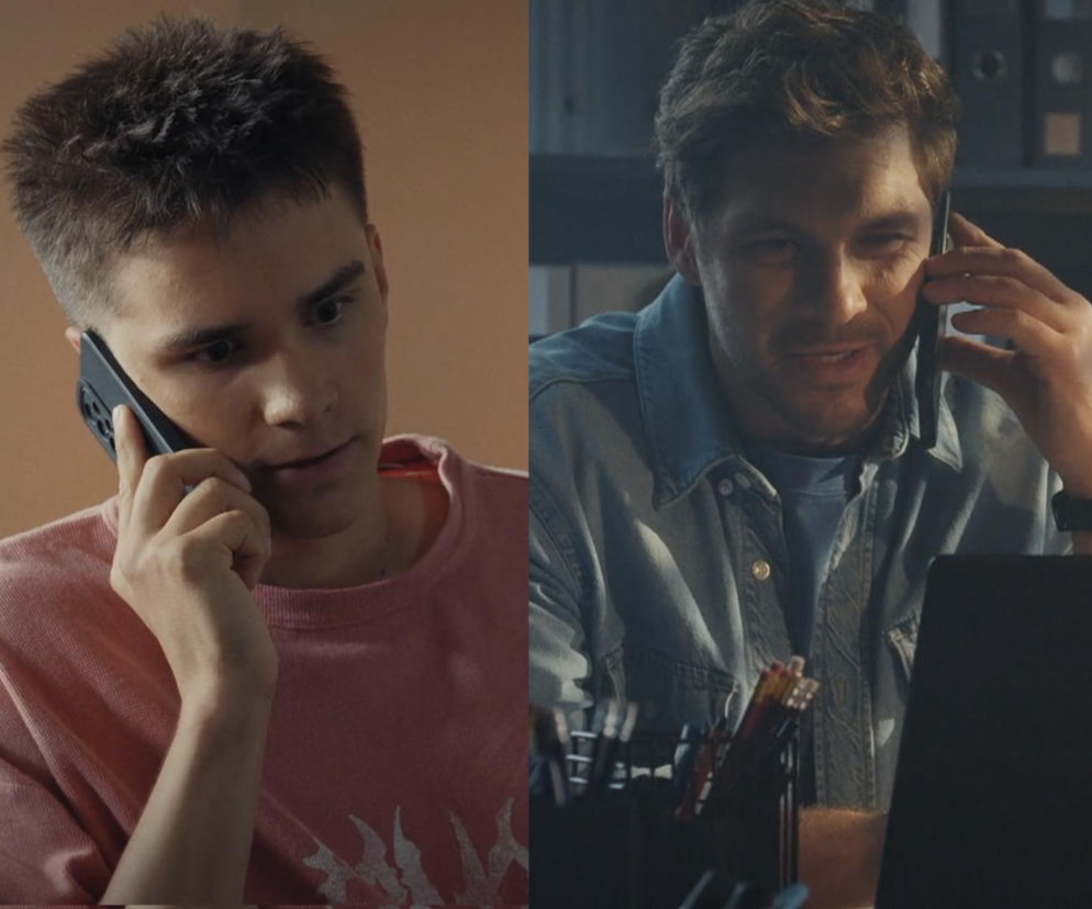 Janek Winiar i Marcin Chodakowski rozmawiają przez telefony, widoczni w osobnych kadrach. Janek (Jakub Sirko) ma na sobie różową koszulkę, a Marcin (Mikołaj Roznerski) dżinsową koszulę, pracując przy laptopie. Artykuł o odcinku M jak miłość oraz wiele innych znajdziesz na Super Seriale.