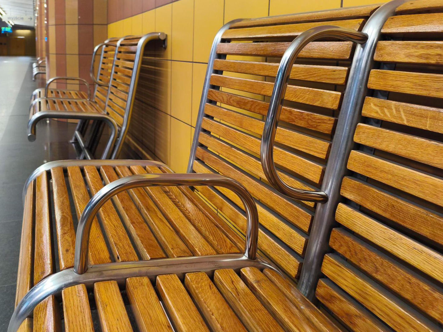 Ławki z podłokietnikami w metrze warszawskim