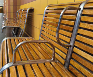 Ławki z podłokietnikami w metrze warszawskim