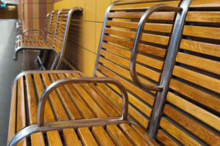 Ławki z podłokietnikami w metrze warszawskim