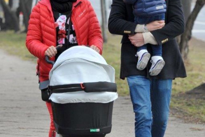 Anna Mucha i Marcel Sora na spacerze z dziećmi
