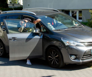 Żona Janusza Korwin-Mikkego wozi go Toyotą