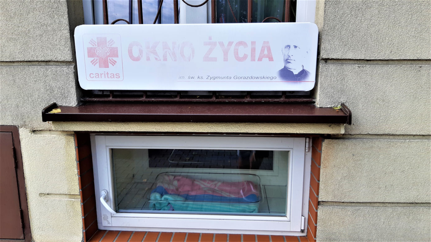 Noworodek w Oknie Życia w Tarnowie! Został porzucony w tym miejscu!