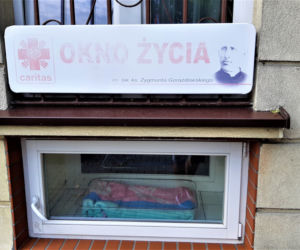 Noworodek w Oknie Życia w Tarnowie! Został porzucony w tym miejscu!