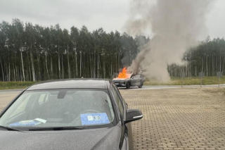 Samochód stanął w płomieniach podczas kontroli. W środku 7-latek.  Przerażające nagranie