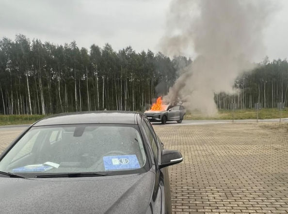 Samochód  stanął w płomieniach! W środku było 7-letnie dziecko. Szokujące nagranie