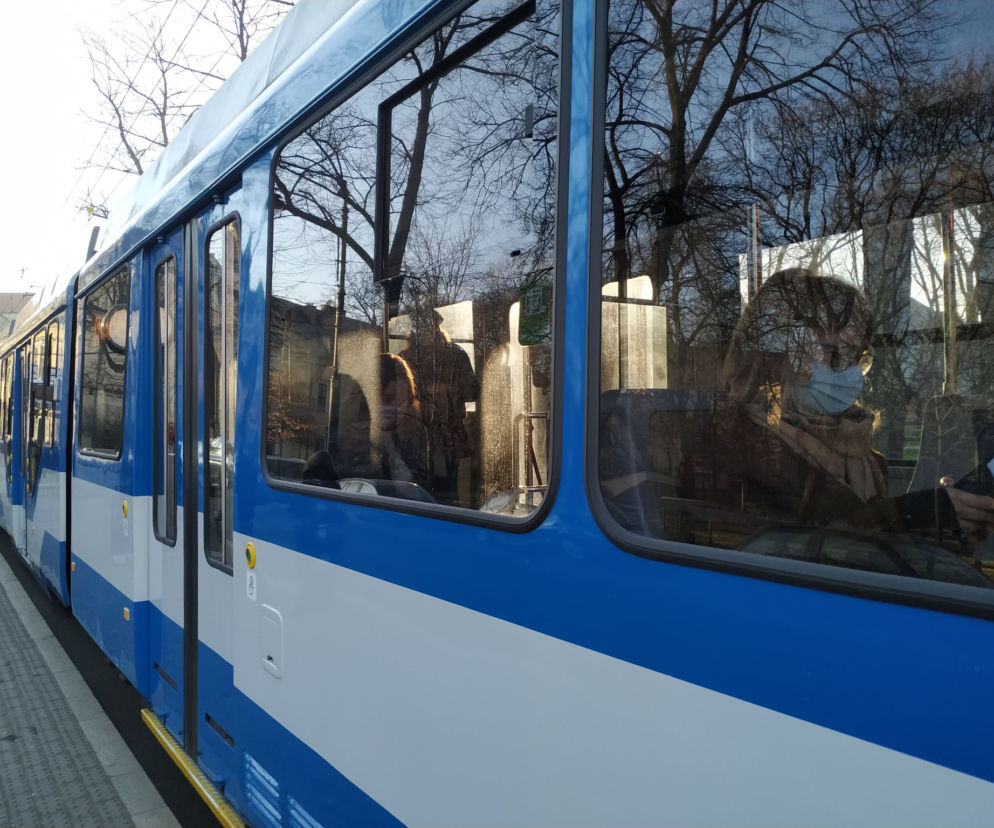 Koniec maseczek? Nie w Krakowie. Mieszkańcy nadal je noszą mimo zniesienia nakazu