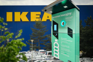Oddajesz butelki i dostajesz… bon? Klienci wściekli, a Ikea robi to inaczej 