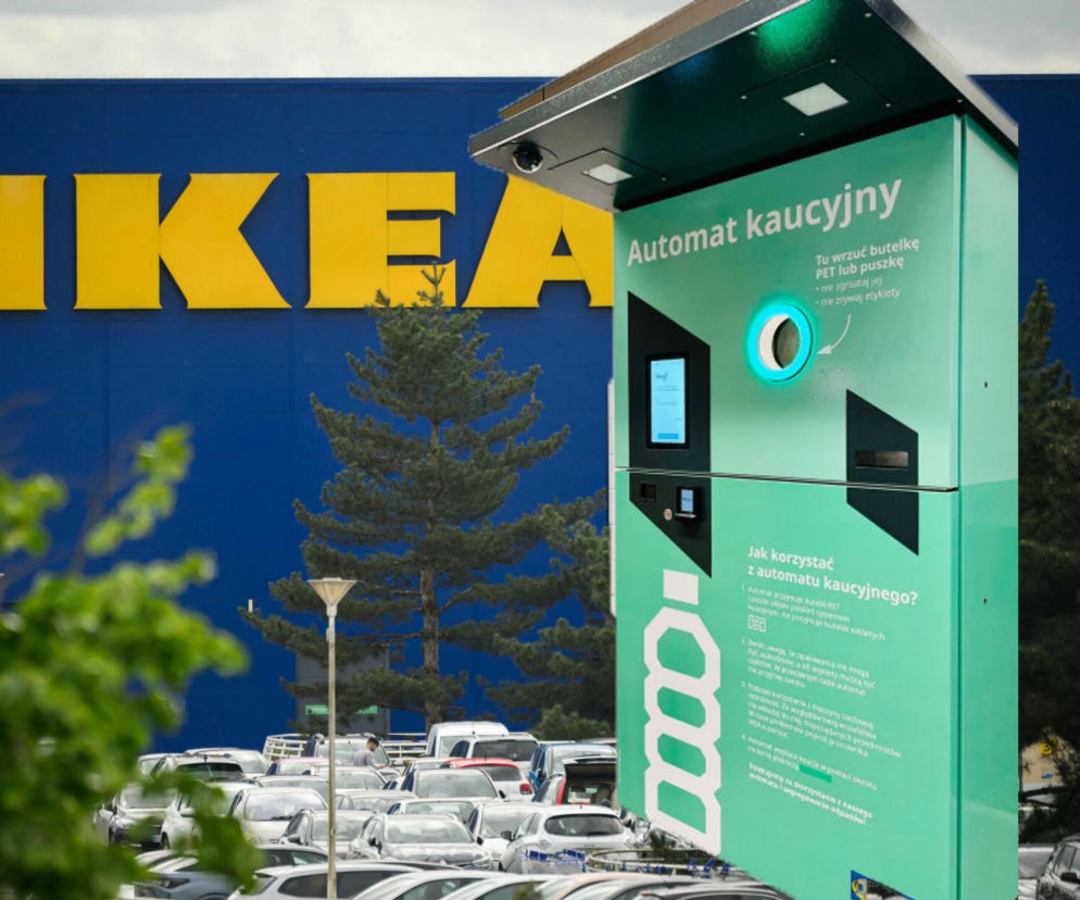 Automat kaucyjny na tle budynku IKEA, oferujący zwrot pieniędzy za butelki i puszki, co stanowi pozytywny przykład działania systemu kaucyjnego. Więcej o tym rozwiązaniu przeczytasz na Super Biznes.