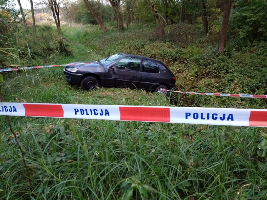 Tarnów. Kierowca zaparkował tuż nad potokiem. Co tam się stało?