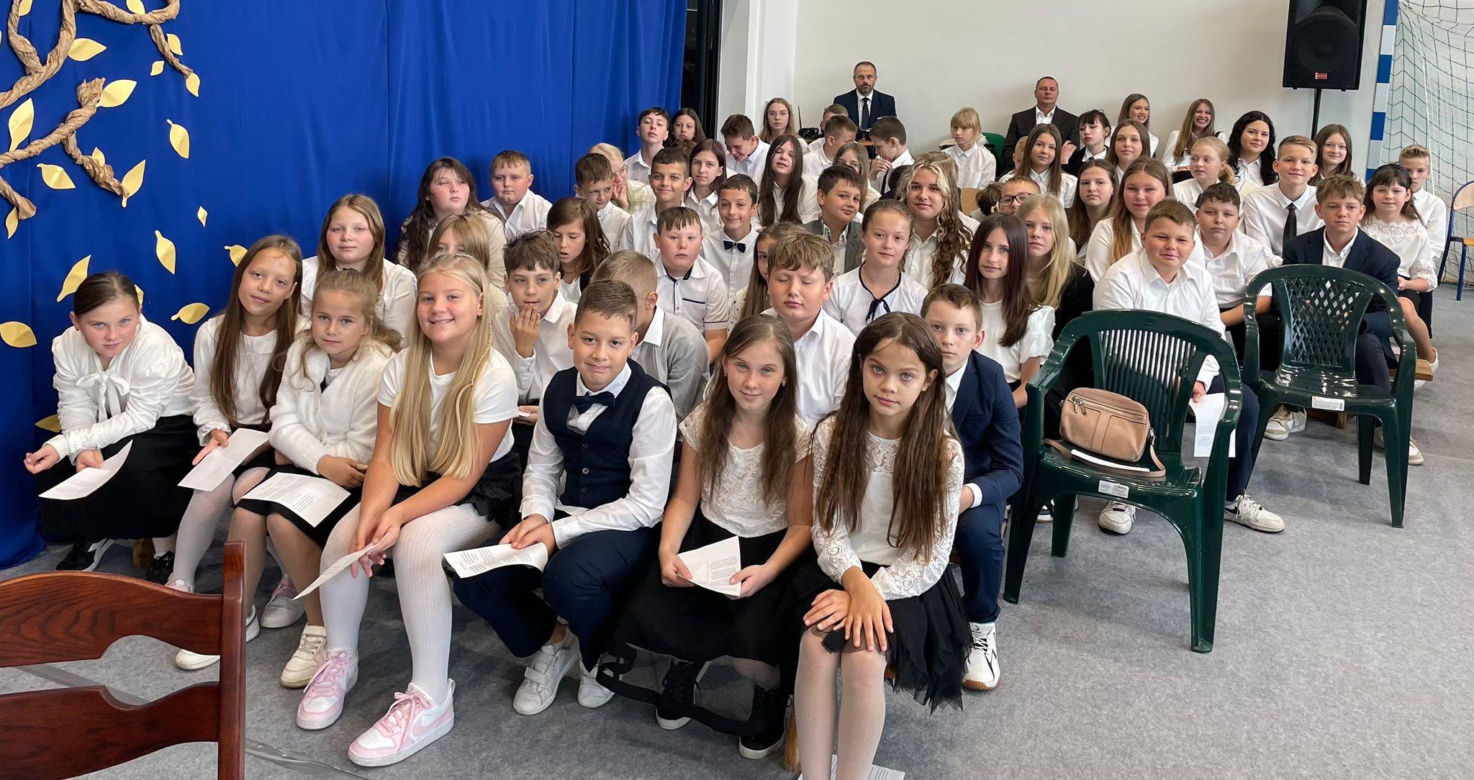 Pierwsza Dama uczciła z uczniami 100 lat od nadania imienia Stefana Batorego Szkole Podstawowej w Liwie
