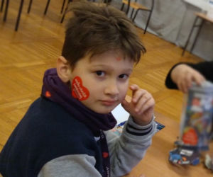 Wolontariat uczy wrażliwości, małolaty w WOŚP