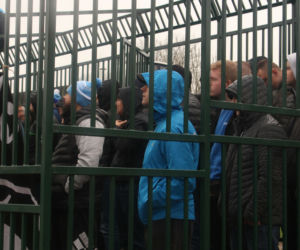 Skandal na meczu. Kibice Hutnika Kraków trzymani... w klatce niczym dzikie zwierzęta