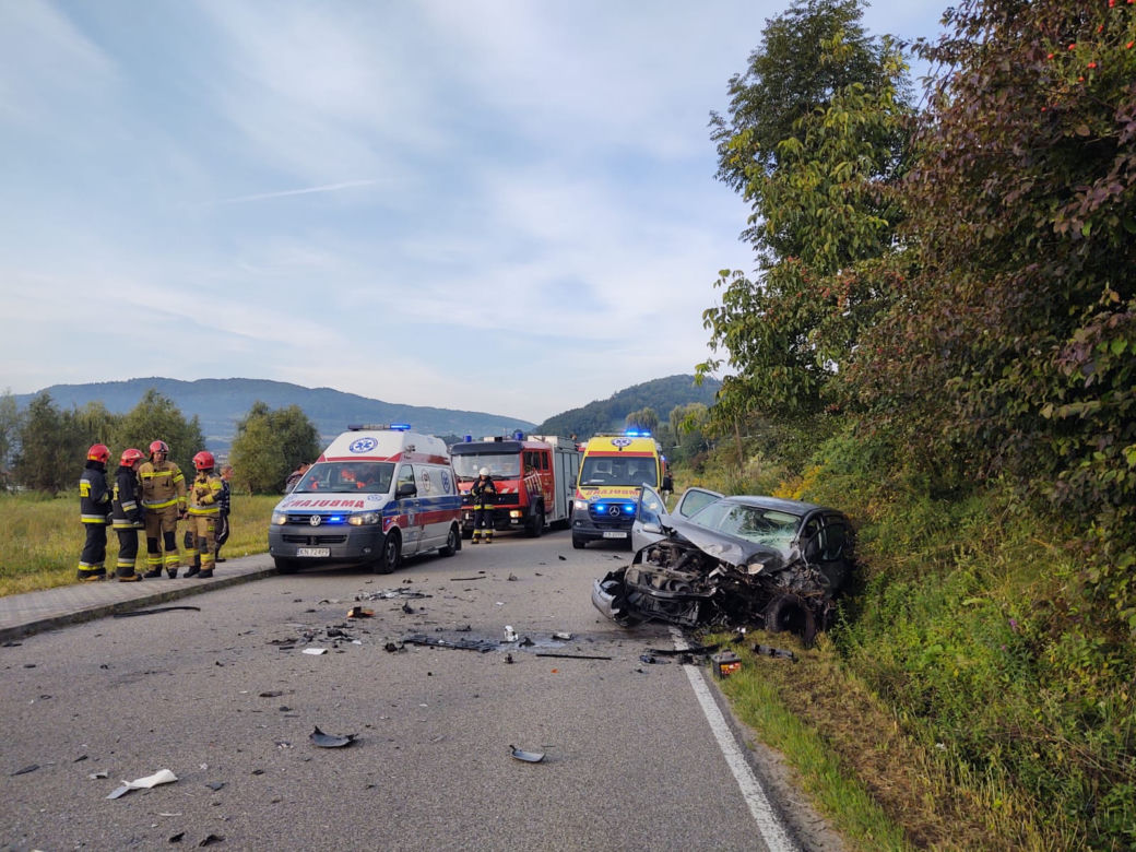 Wypadek w Tęgoborzy. Autokar zderzył się z osobówką. Dziecko trafiło do szpitala