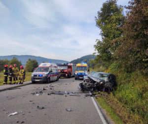 Wypadek w Tęgoborzy. Autokar zderzył się z osobówką. Dziecko trafiło do szpitala
