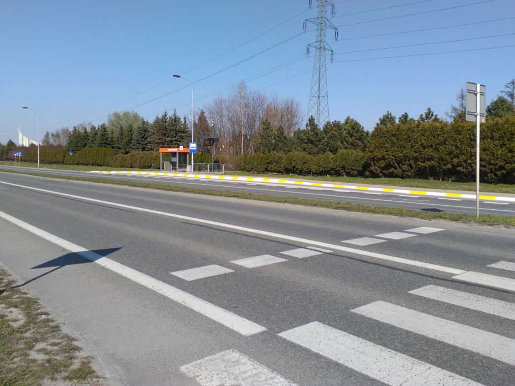 Krawężniki przy rzeszowskich przystankach autobusowych są malowane na biało-żółte