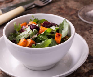 Sałatka z pieczoną marchewką, fetą i pomarańczą – prosty skład, efekt jak z restauracji