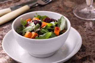 Sałatka z pieczoną marchewką, fetą i pomarańczą – prosty skład, efekt jak z restauracji