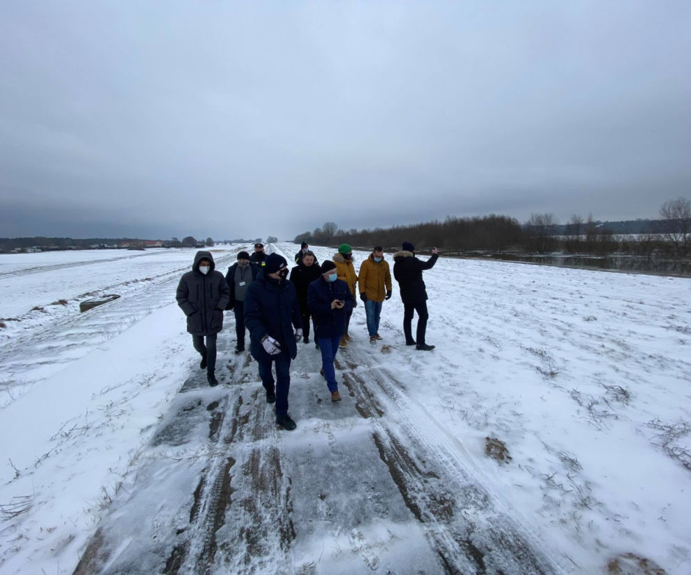Płock. Alarm przeciwpowodziowy na Wiśle. Żonę i syna wywoziłem łódką [ZDJĘCIA]