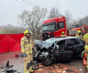 Potworna kraksa osobówki z ciężarówką. Nie żyje poszkodowany mężczyzna