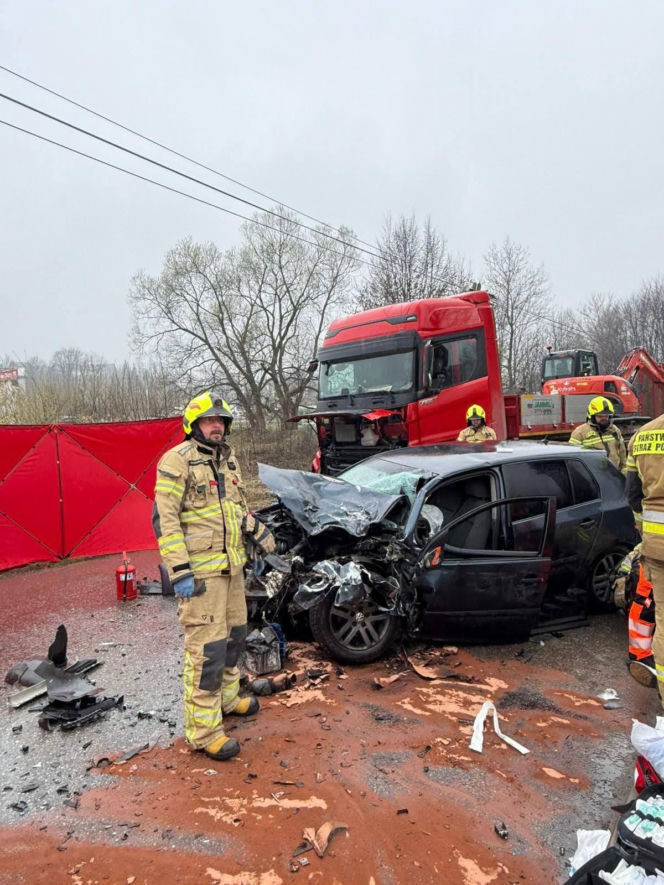 Potworna kraksa osobówki z ciężarówką. Nie żyje poszkodowany mężczyzna