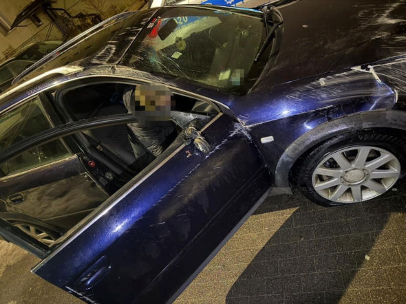 Staranował znak i betonowy kosz. 30-latek miał zaskakujący plan na zmylenie policji