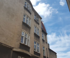 Z okna kamienicy przy Chrobrego wypadł mężczyzna