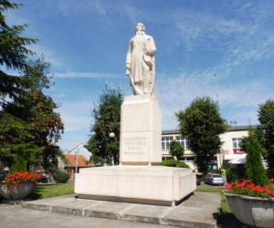 To najpiękniejsze średniowieczne miasto w Małopolsce. Leży obok Krakowa i olśniewa zabytkowym rynkiem