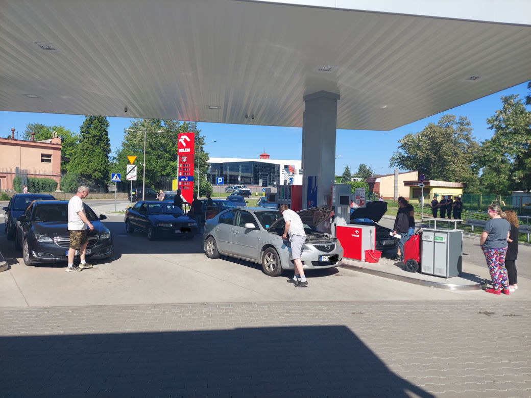 BLOKUJEMY ORLEN. W Starachowicach więcej Policji niż blokujących