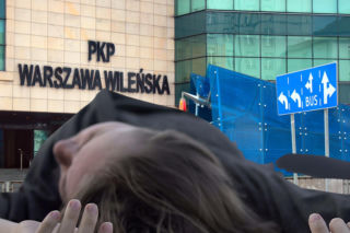 Pijana jak szpadel leżała przy automacie z kawą na Dworcu Wileńskim. 36-latka miała 5 promili! 